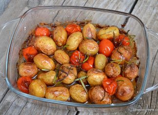 Cartofi noi copți cu roșii cherry și usturoi – la cuptor Cartofi noi copți cu roșii cherry și usturoi - la cuptor savori urbane