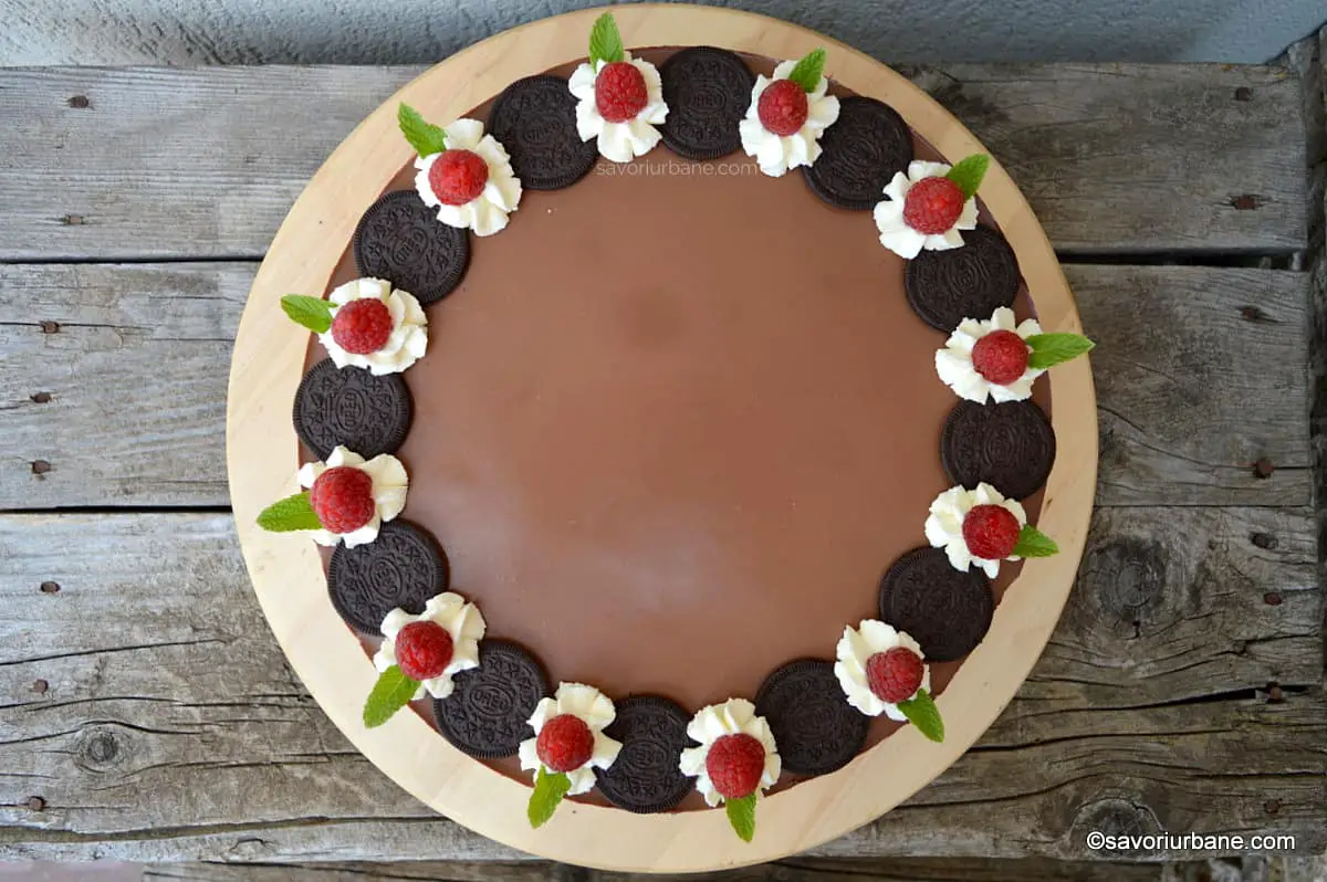 Cheesecake Oreo cu zmeură și ciocolată, fără coacere - Tort Hanna reteta pas cu pas