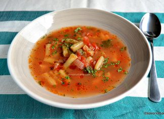Ciorbă de fasole verde păstăi cu roșii și usturoi Ciorbă de fasole verde păstai cu roșii și usturoi reteta savori urbane