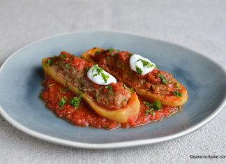 Dovlecei umpluți cu carne tocată și sos de roșii – la cuptor Dovlecei umpluți cu carne tocată și sos de roșii - la cuptor reteta savori urbane