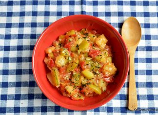 Dovlecei scăzuți sau mâncare de dovlecei cu roșii și usturoi Mâncare de dovlecei cu roșii și usturoi reteta savori urbane