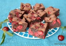 Prăjitură pufoasă cu vișine sau cireșe și cacao Prajitura pufoasa cu visine sau cirese si cacao Savori Urbane