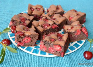 Prăjitură pufoasă cu vișine sau cireșe și cacao Prajitura pufoasa cu visine sau cirese si cacao Savori Urbane