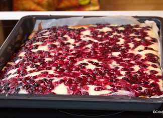 Prăjitură cu vișine zmeură sau afine după rețeta de lichiu a bunicii Prăjitură cu vișine, zmeură sau afine după rețeta de lichiu a bunicii savori urbane