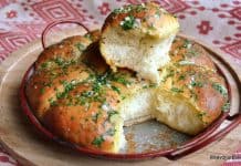 Pâinici aromate cu usturoi și verdețuri rețeta de chifle pull apart Pâinici pufoase cu usturoi și verdețuri rețeta de chifle pull apart savori urbane