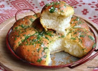 Pâinici aromate cu usturoi și verdețuri rețeta de chifle pull apart Pâinici pufoase cu usturoi și verdețuri rețeta de chifle pull apart savori urbane