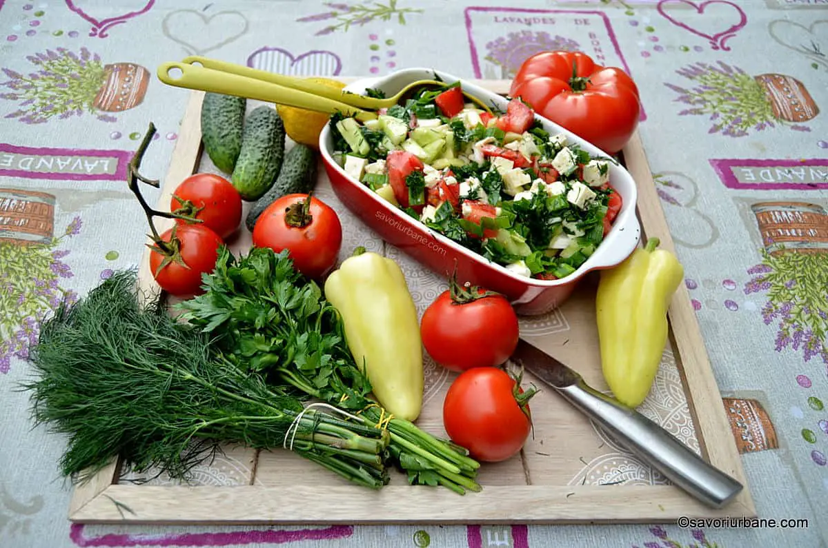 Salată de vară cu roșii, castraveți, ardei, ceapă, brânză sau de post reteta savori urbane