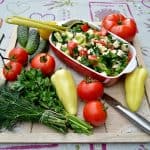 Salată de vară cu roșii, castraveți, ardei, ceapă, brânză sau de post