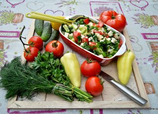 Salată de vară cu roșii, castraveți, ardei, ceapă, brânză sau de post Salată de vară cu roșii, castraveți, ardei, ceapă, brânză reteta savori urbane