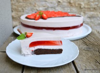 Tort cu jeleu de căpșuni sau zmeură și cremă de iaurt cu mascarpone Tort cu capsuni si crema de iaurt cu mascarpone Savori Urbane