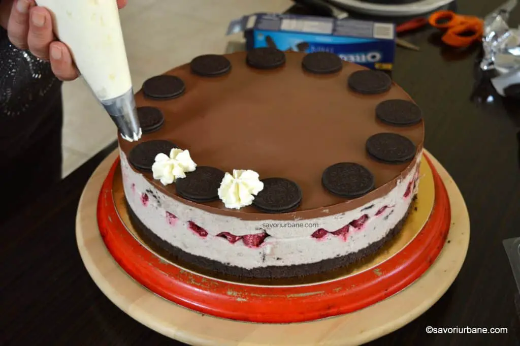 cum se decoreaza un tort cu zmeura ciocolata frisca (1)