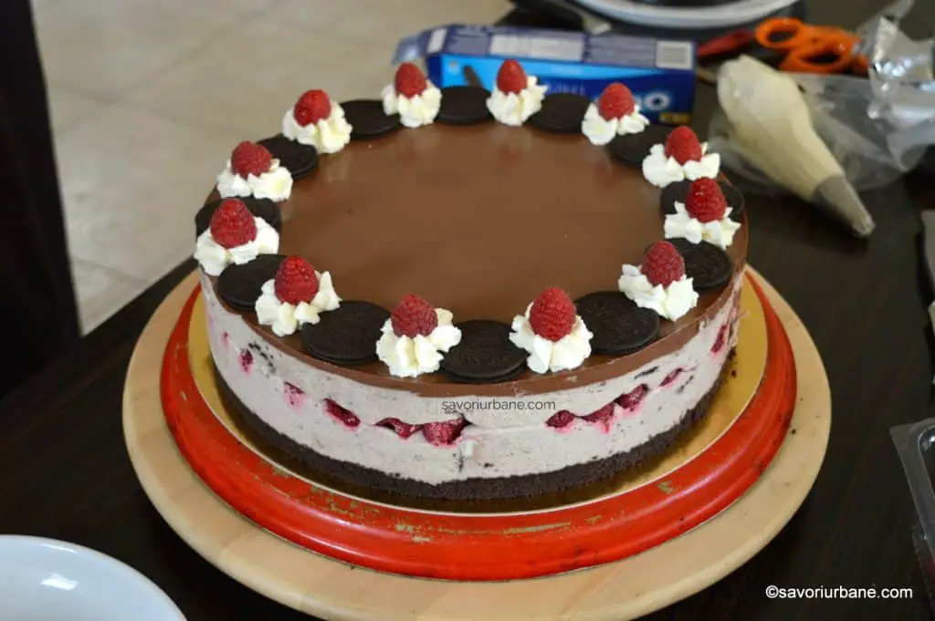 cum se decoreaza un tort cu zmeura ciocolata frisca (3)
