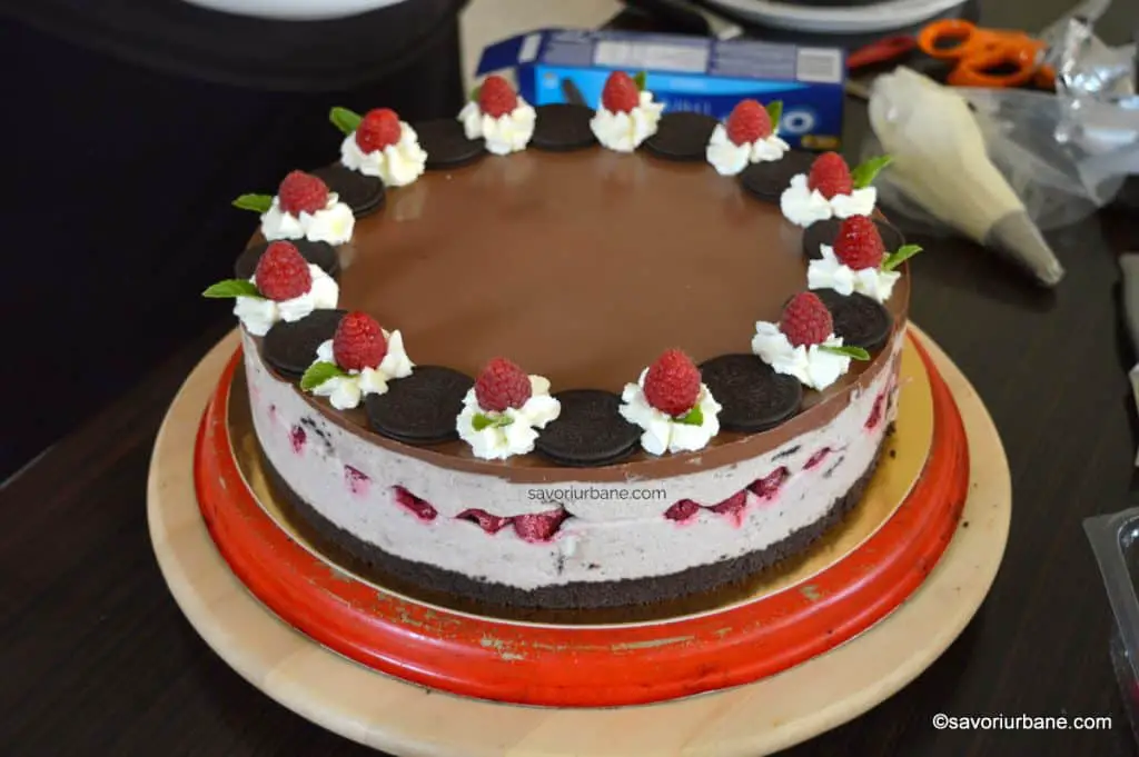 cum se decoreaza un tort cu zmeura ciocolata frisca (4)