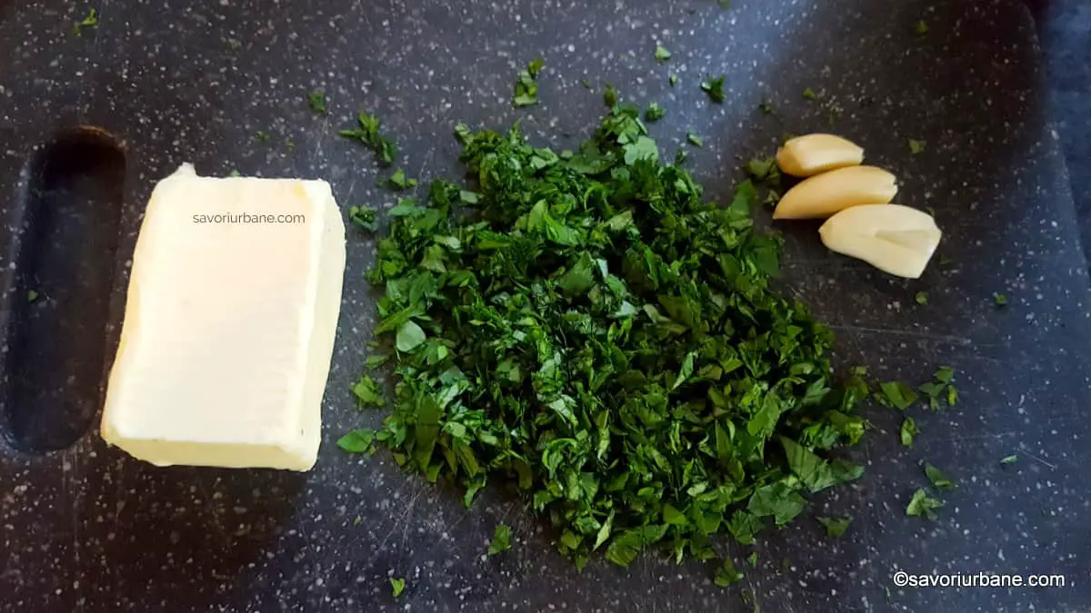 cum se face unt aromat cu usturoi si verdeata pentru painici pufoase (1)