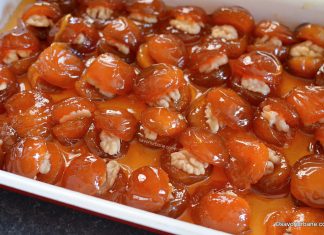 Dulceață de caise cu miez de nucă rețeta veche – caise confiate tava cu dulceata de caise umplute cu nuca reteta veche