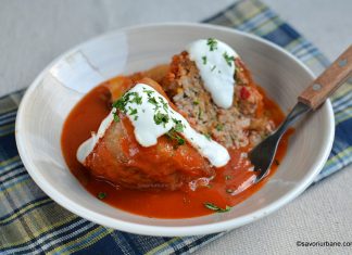 Ardei umpluți cu carne de pui și sos de roșii rețeta pas cu pas Ardei umpluți cu carne de pui și sos de roșii reteta pas cu pas savori urbane