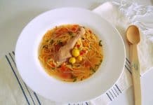 Borș de găină cu tăieței de casă rețeta moldovenească tradițională Borș de găină cu tăieței de casă rețeta moldovenească tradițională savori urbane