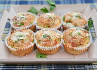 Brioșe aperitiv cu dovlecel și brânză Brioșe aperitiv cu dovlecel și brânză reteta savori urbane