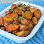 Cartofi noi cu ciuperci, ceapă și cimbru la cuptor – rumeni și aromați