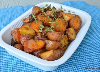 Cartofi noi cu ciuperci, ceapă și cimbru la cuptor – rumeni și aromați Cartofi noi cu ciuperci, ceapă și cimbru la cuptor - rumeni și aromați savori urbane