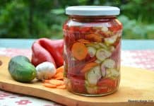 Salată de murături cu castraveți și ardei în oțet cu usturoi și ceapă Castraveți și ardei în oțet cu usturoi și ceapă - salată picantă de murături reteta savori urbane