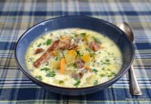 Ciorbă de dovlecei cu iaurt, usturoi și afumătură Ciorbă de dovlecei cu iaurt, usturoi și afumătură reteta savori urbane