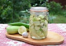 Dovlecei murați cu usturoi și cimbru rețeta simplă Dovlecei murați cu usturoi și cimbru rețeta simplă savori urbane