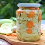Dovlecei în oțet cu ardei iute și usturoi – salată de murături