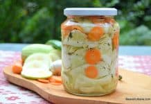 Dovlecei în oțet cu ardei iute și usturoi – salată de murături Dovlecei în oțet cu ardei iute și usturoi - salată de murături reteta savori urbane