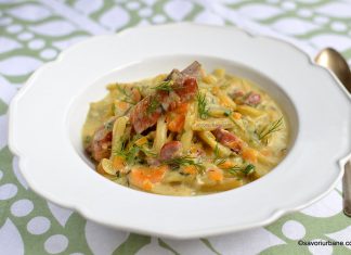 Fasole verde păstăi cu smântână, usturoi și afumătură Fasole verde păstăi cu smântână, usturoi și afumătură reteta savori urbane