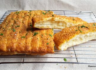 Mini batoane pufoase cu usturoi și parmezan – pull apart breadsticks Mini batoane pufoase cu usturoi și parmezan - pull apart breadsticks savori urbane