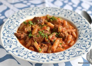 Mâncare de fasole verde păstăi cu carne, roșii și usturoi Mâncare de fasole verde păstăi cu carne, roșii și usturoi reteta savori urbane