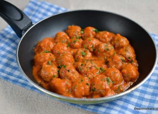 Perișoare de pui cu sos de legume și smântână Perișoare de pui cu sos de legume reteta savori urbane