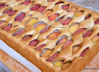 Prăjitură pufoasă cu piersici și mac Prăjitură pufoasă cu piersici și mac reteta savori urbane