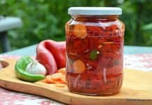 Salată picantă de ardei în oțet cu usturoi și ardei iute – pentru iarnă Salată picantă de ardei în oțet cu usturoi și ardei iute - pentru iarnă reteta savori urbane