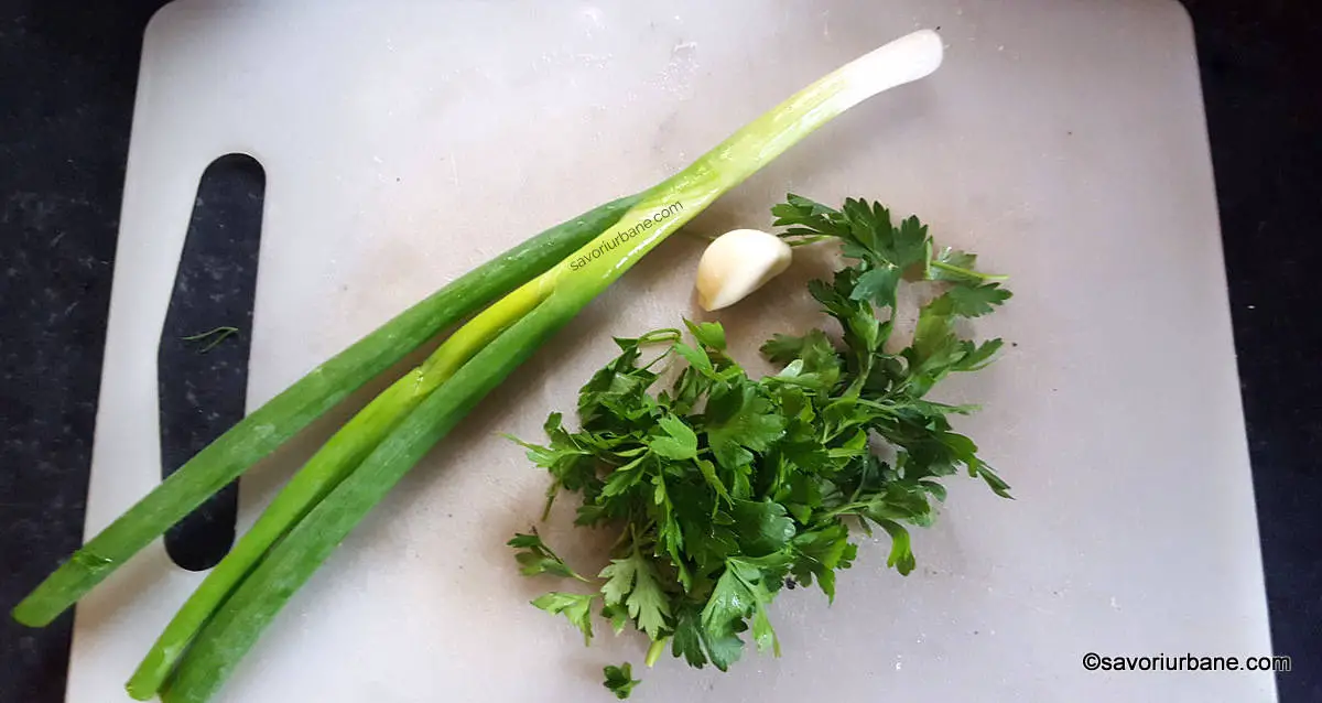 ceapa verde usturoi si verdeata pentru salata de dovlecei