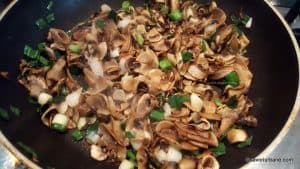 cum se face escalop de pui cu ciuperci si smantana (2)