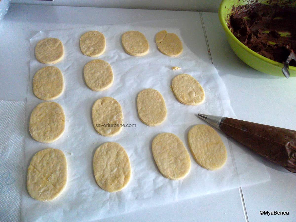 cum se umplu biscuitii cu crema pentru prajitura siretul (1)