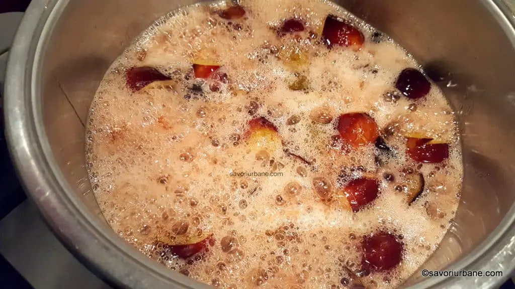 fierbere dulceata de prune cu nuca in sirop de zahar reteta (6)