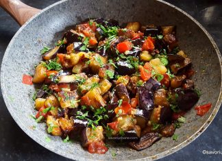 Vinete scăzute cu usturoi și roșii rețeta de post sau de dulce reteta vinete scazute la tigaie cu usturoi rosii patrunjel verde