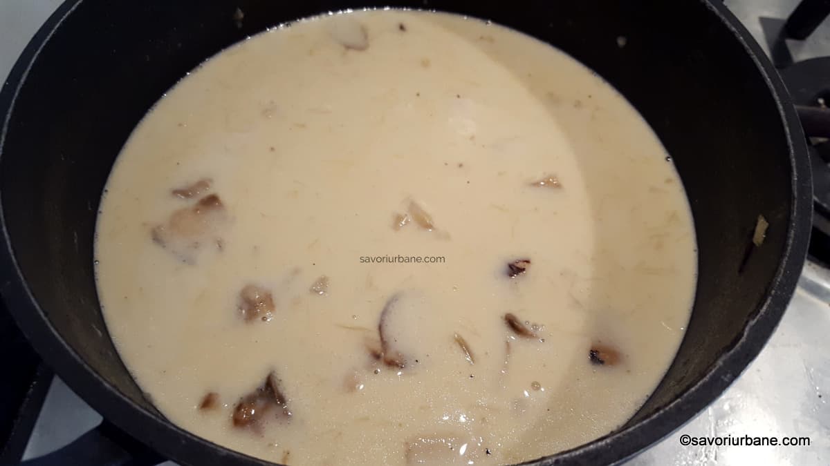 Preparare supa crema de hribi cu smantana si unt