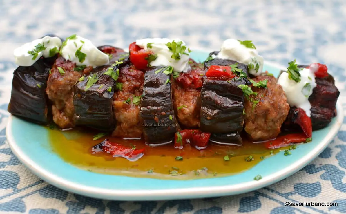 Vinete la cuptor cu carne tocată, usturoi și sos de roșii rețeta turcească savori urbane