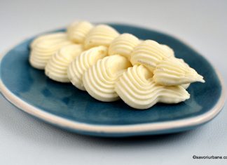 Ganache de ciocolată albă – rețeta de cremă pentru torturi, prăjituri crema ganache de ciocolata alba