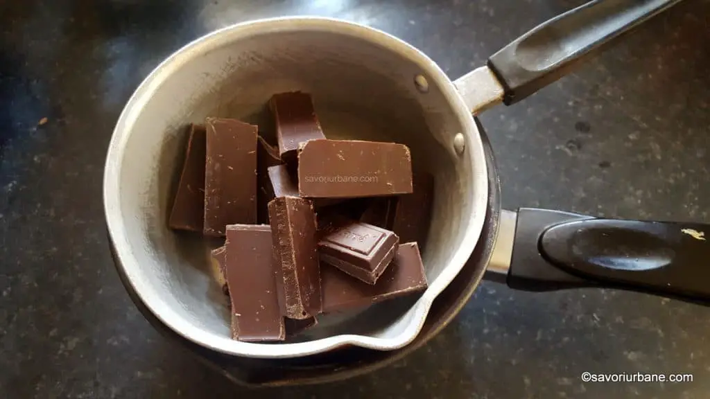 cum se face glazura de ciocolata topita pe abur (1)