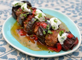 Vinete la cuptor cu carne tocată, usturoi și sos de roșii – rețeta turcească vinete cu carne tocata si sos de rosii la cuptor