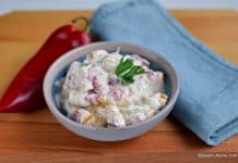 Cremă de brânză cu usturoi, castraveți și ardei colorați – salată aperitiv Cremă de brânză cu usturoi, castraveți și ardei colorați reteta savori urbane