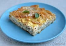 Plăcintă cu carne tocată și ceapă – plăcintă dobrogeană sau burek cu carne Placintă cu carne tocată și ceapă - plăcintă dobrogeană sau burek cu carne reteta savori urbane