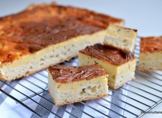 Plăcintă pufoasă cu brânză sărată, smântână și usturoi – la cuptor Plăcintă pufoasă cu brânză sărată, smântână și usturoi - la cuptor reteta savori urbane