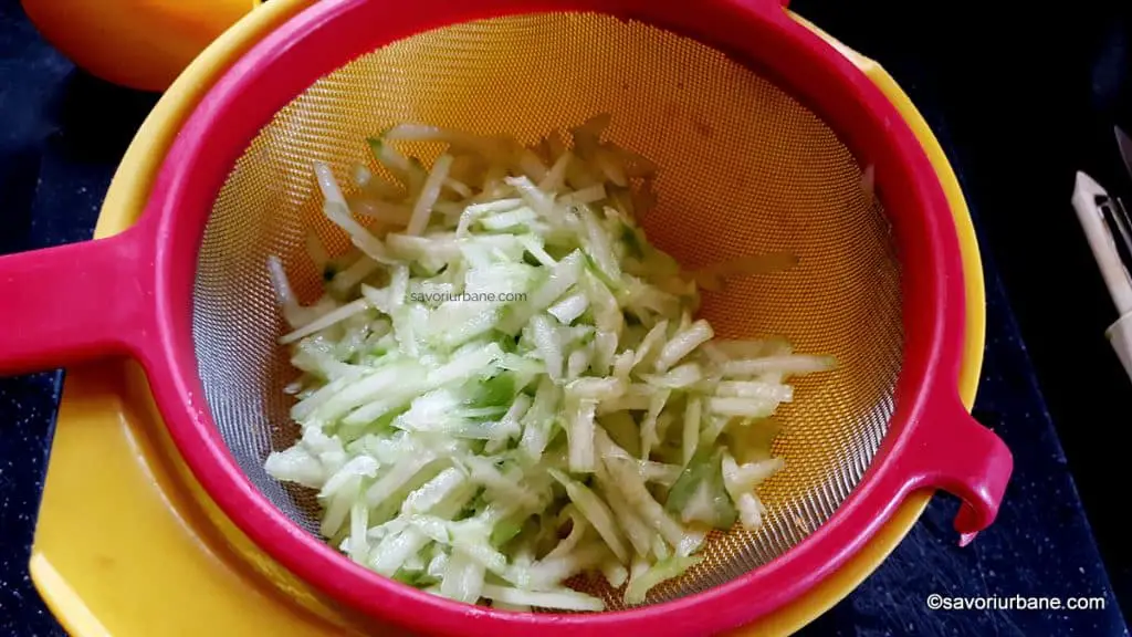 cum se pregateste castravetele pentru salata cu ardei si crema de branza (2)