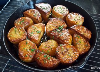 Cartofi fondanți cu unt și usturoi – rețeta de fondant potatoes Cartofi fondanți cu unt și usturoi - rețeta de fondant potatoes savori urbane